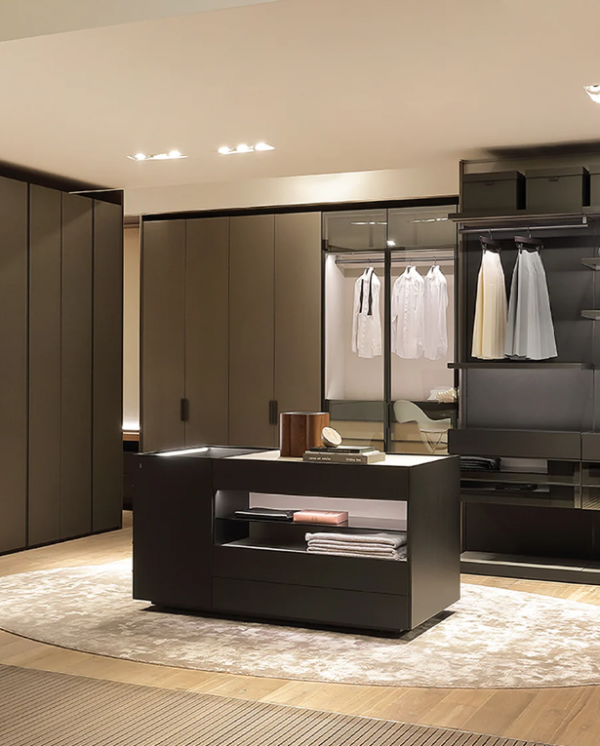 Lemari pakaian dengan sentuhan kain sutra atau satin untuk kesan mewah